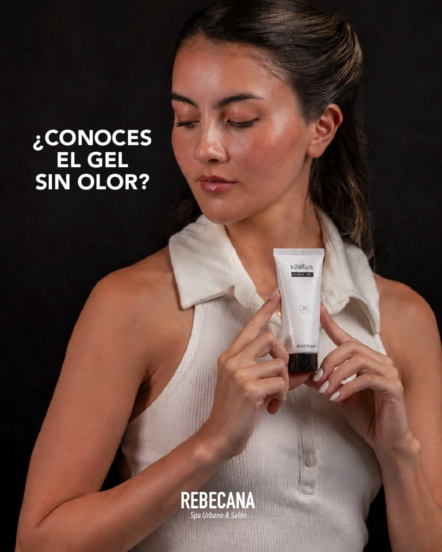 Modelo sosteniendo un tubo de Acrylic Gel sobre fondo negro