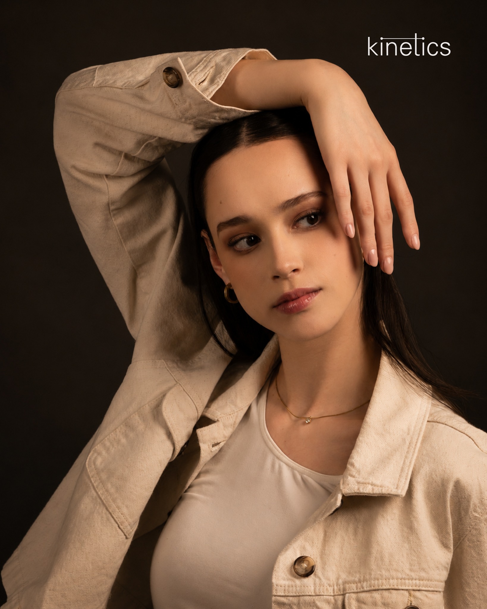 Retrato editorial de modelo con manicura Kinetics