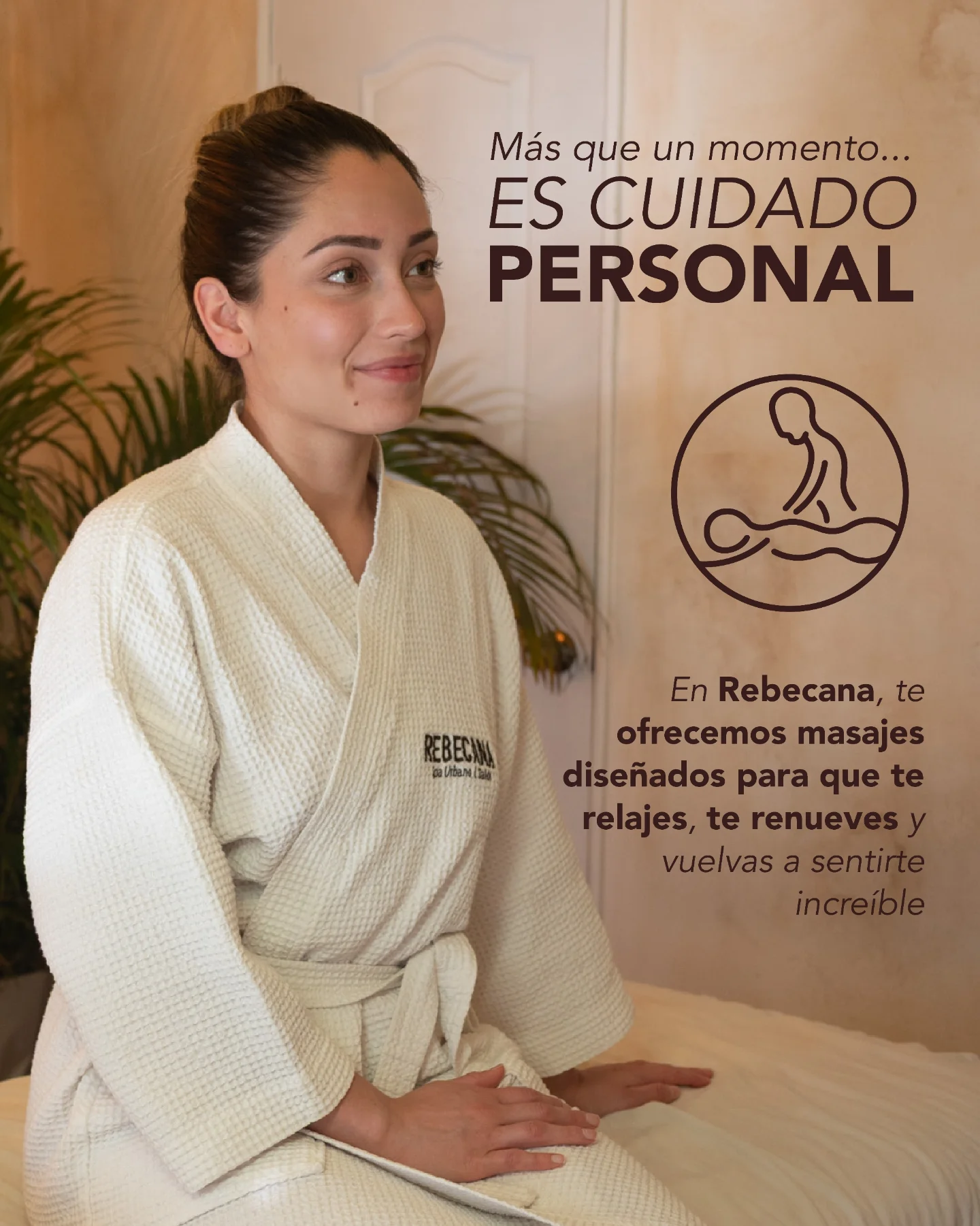 Modelo en bata sentada en la camilla del spa