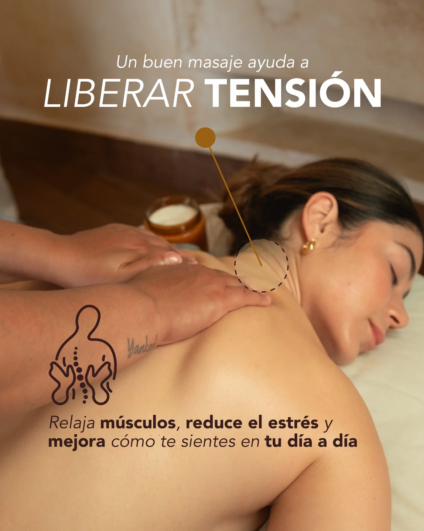 Masaje de espalda en la camilla del spa