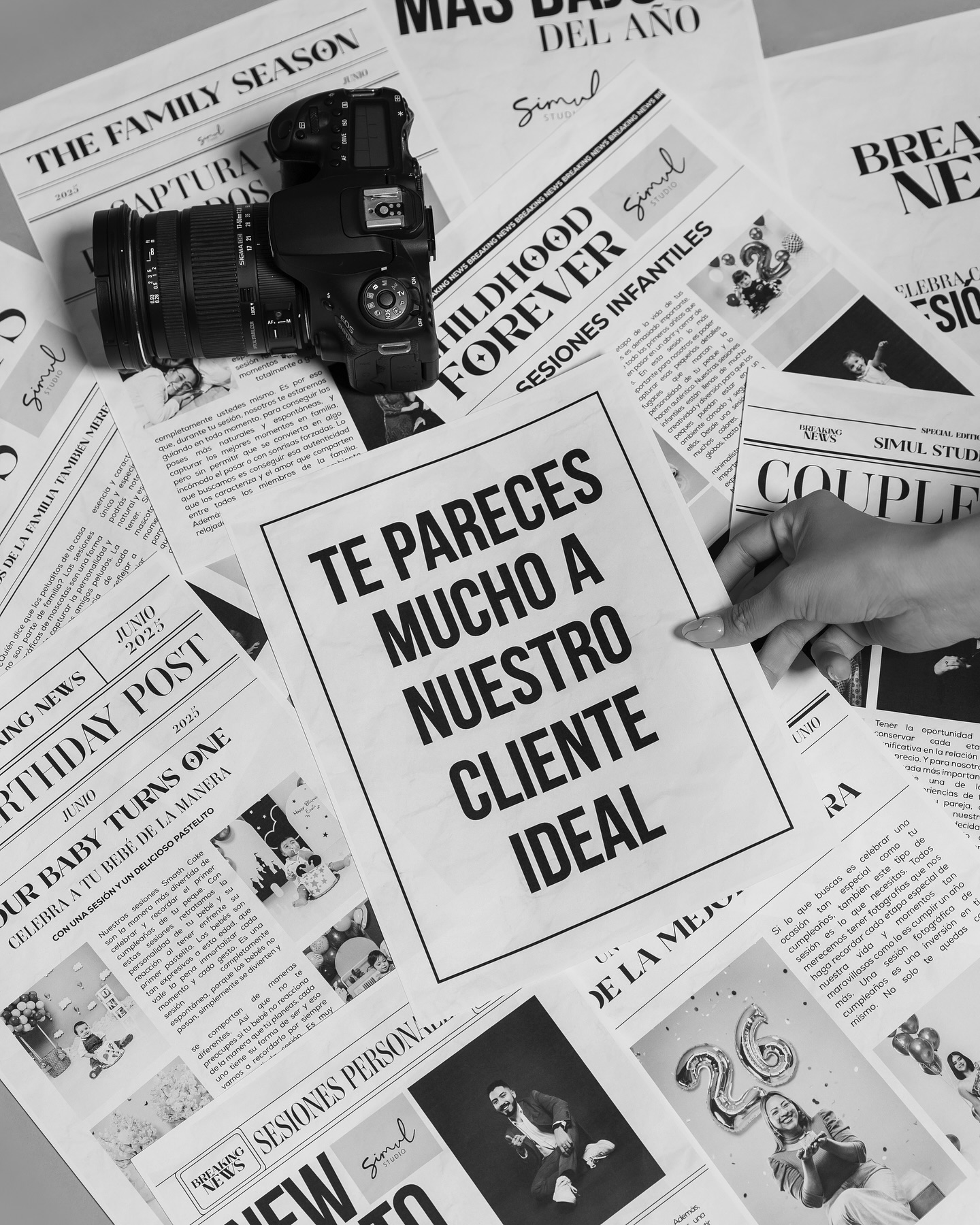 Periodicos editoriales de Simul Studio extendidos sobre una mesa