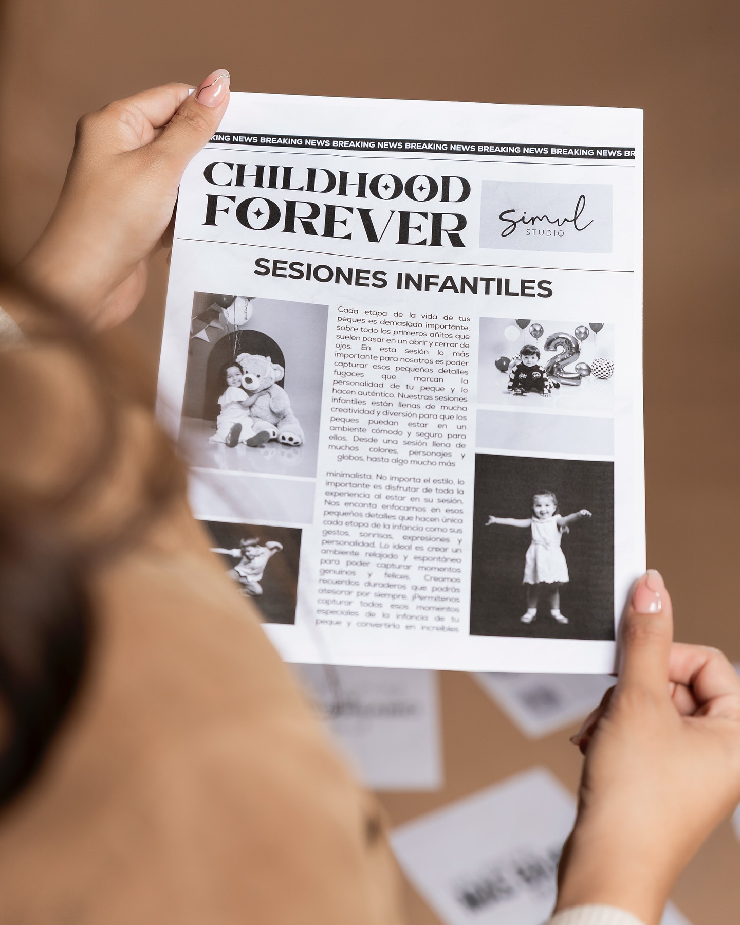 Manos sosteniendo el periodico de sesiones infantiles